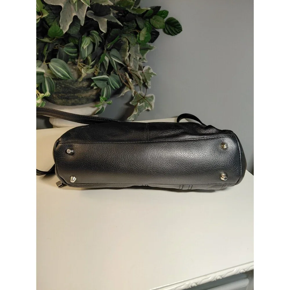 Stone Mountain Black Soft Leather Handbag Lots of Pockets! Magnet Clasp